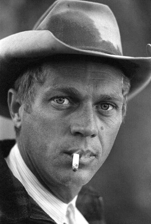 Mann mit Cowboyhut und Zigarette im Mund starrt intensiv — Steve Mcqueen Bilder