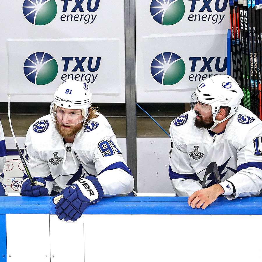 Zwei Hockeyspieler in weißen Trikots lehnen an den Banden. — Steven Stamkos Bilder