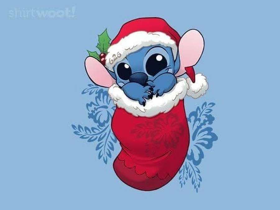 Blauer Alien Stitch in einer Weihnachtsmütze, der aus einem roten Weihnachtsstrumpf lugt. — Stich Aesthetic Wallpaper