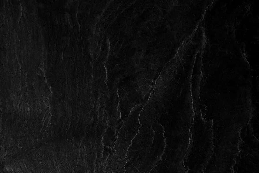 Dunkle Schiefersteinstruktur mit grauen Adern und rauer natürlicher Oberfläche. — Stone Texture Bilder