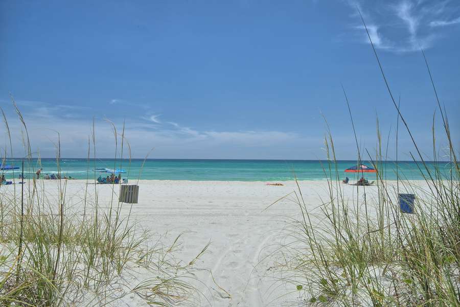 Weißer Sandstrand mit türkisfarbenem Wasser und Sonnenschirmen unter klarem blauen Himmel. — Strand Von Florida Wallpaper