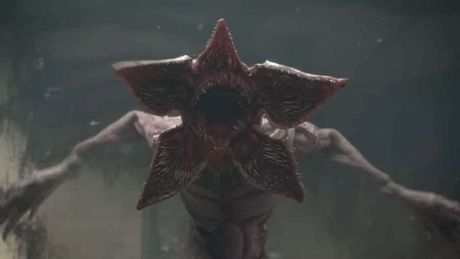 Ein Horrorwesen mit einem sternförmigen Kopf taucht aus trübem Wasser auf. — Stranger Things 3 Bilder