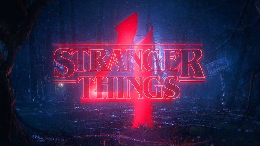 Punainen hehkuva Stranger Things 4 -logo pimeässä metsässä yöllä. — Stranger Things 4 Taustakuvat