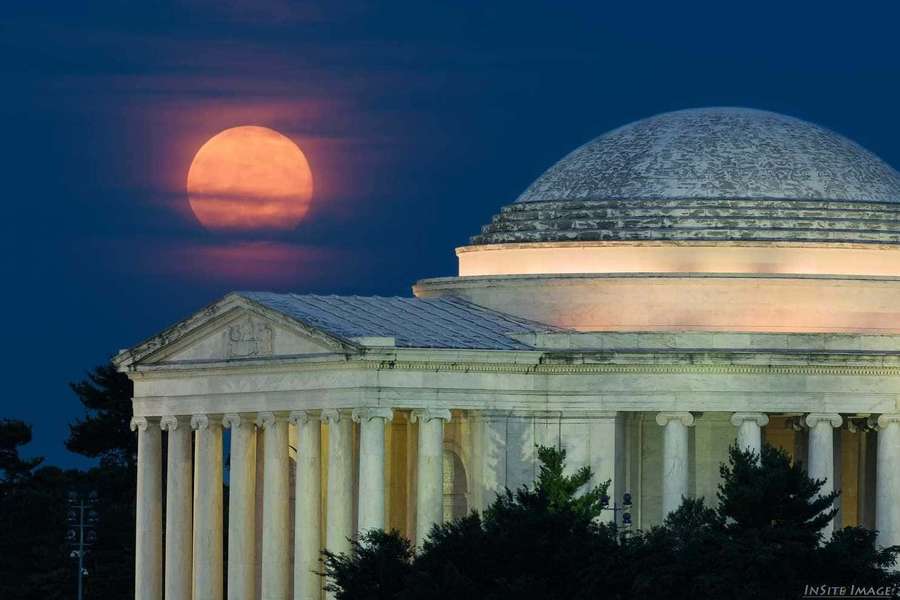 Jefferson Memorial oplyst om natten med en glødende orange fuldmåne bagved. — Strawberry Moon Wallpapers