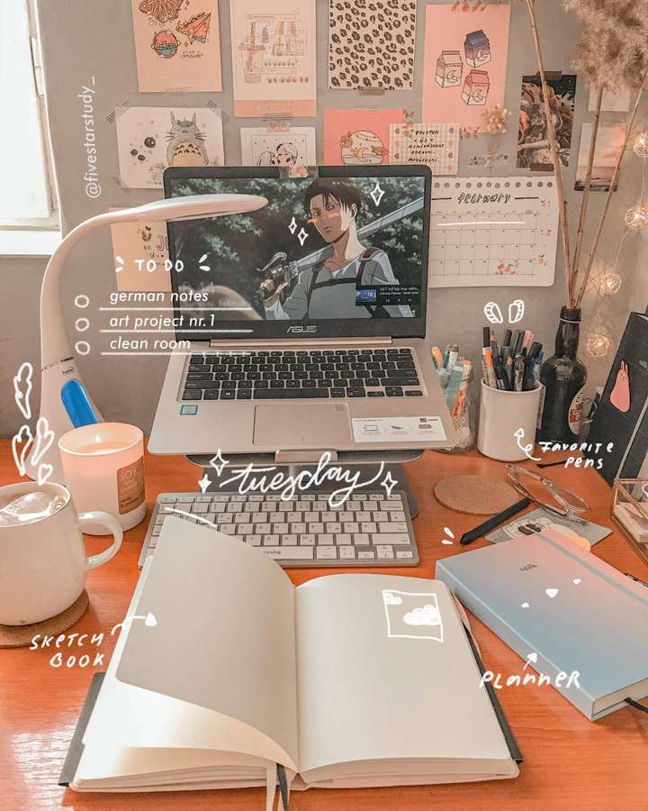 Gemütlicher Schreibtisch mit Laptop, Anime-Hintergrund, Planer und Skizzenbuch unter Lichterketten. — Studieren Wallpaper