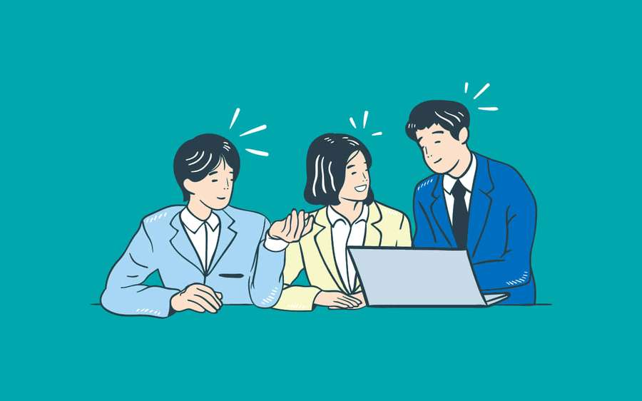 Tiga rekan tersenyum dengan pakaian bisnis berkumpul di sekitar laptop. — Subordinate Wallpaper