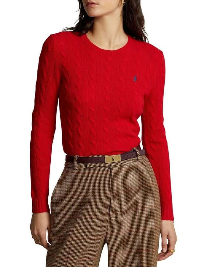 Mujer en suéter rojo de punto trenzado y pantalones marrones de pata de gallo con cinturón. — Suéter rojo Fondos de pantalla