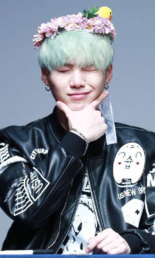Junger Mann mit grünem Haar und Blumenkranz, der eine schwarze Lederjacke trägt. — Suga Bts Bilder