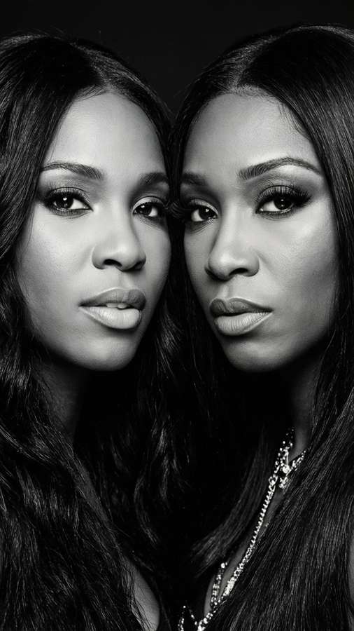 Close-up black and white portrait of Sugababes with dramatic lighting and emotional expressions — Sugababes Picture