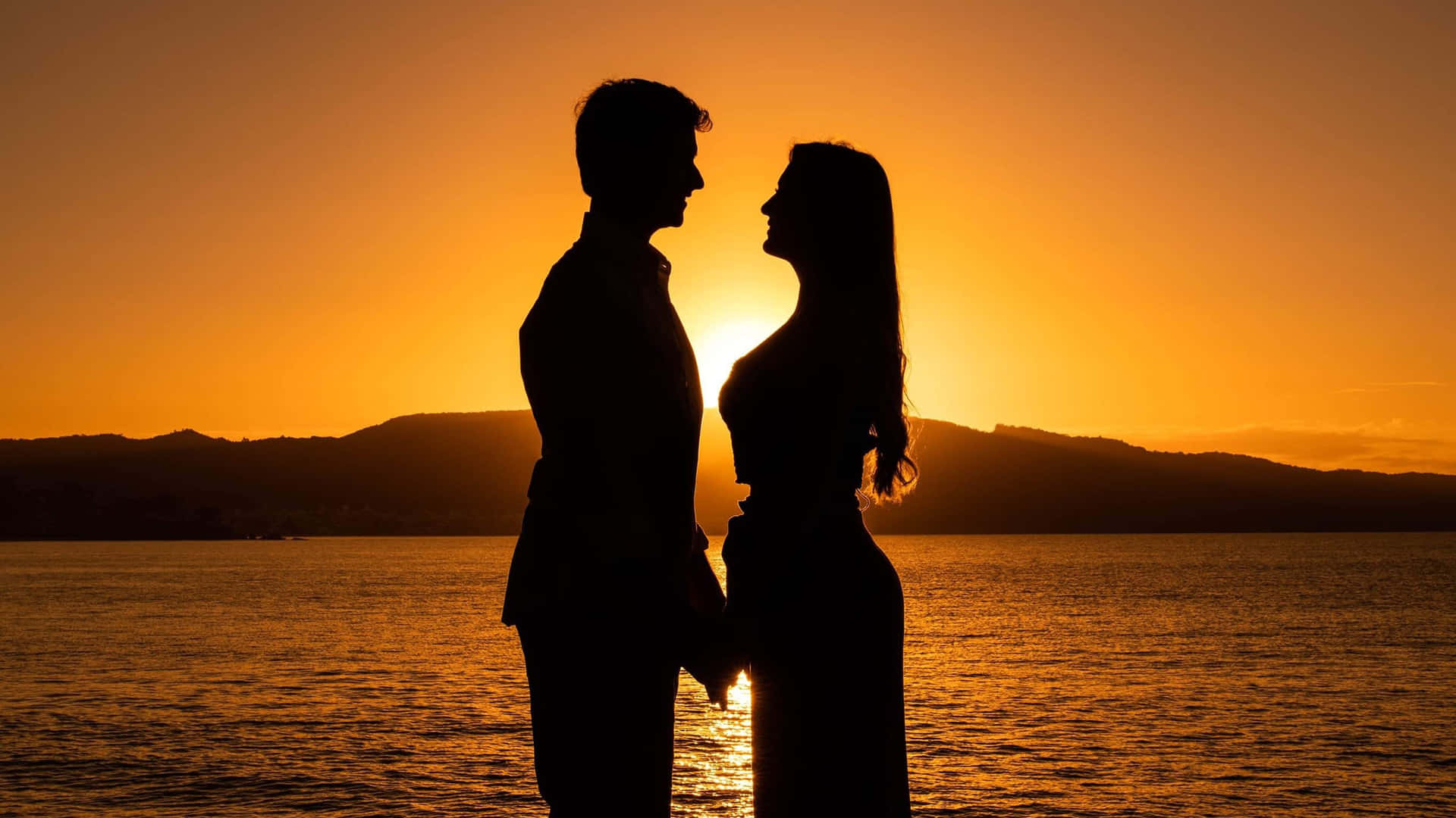 Sunset Couple Pictures Wallpaper