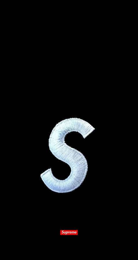 Logotipo S bordado en blanco sobre fondo negro con pequeño logotipo rojo de Supreme debajo. — Supremo Negro Fondos de pantalla