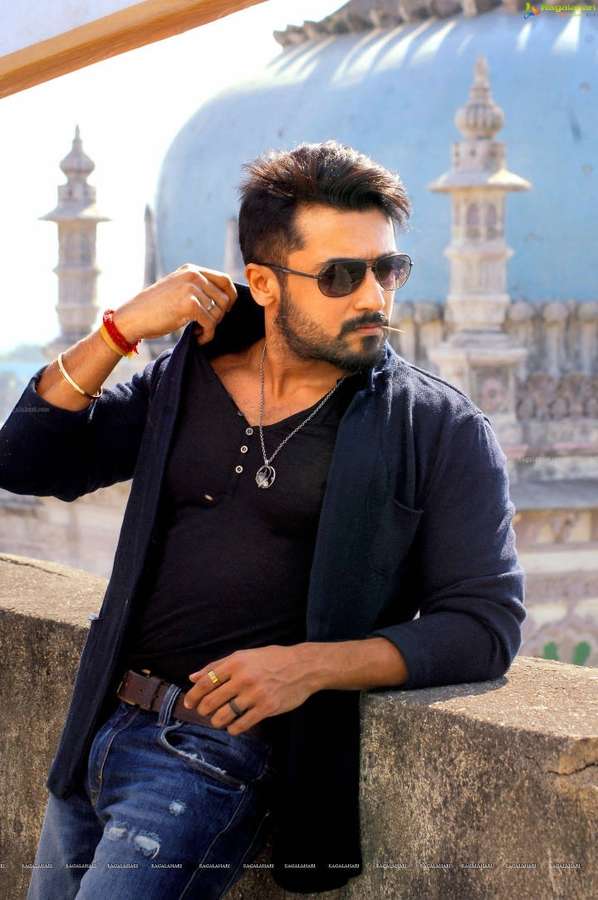 Mann in Sonnenbrille und Jeans lehnt an Steinmauer neben Moschee — Surya HD Wallpaper