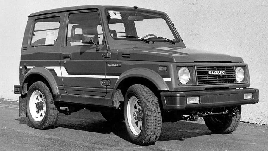 Classic Suzuki Samurai SUV parked against a plain wall in black and white. — Suzuki Samurai Wallpaper