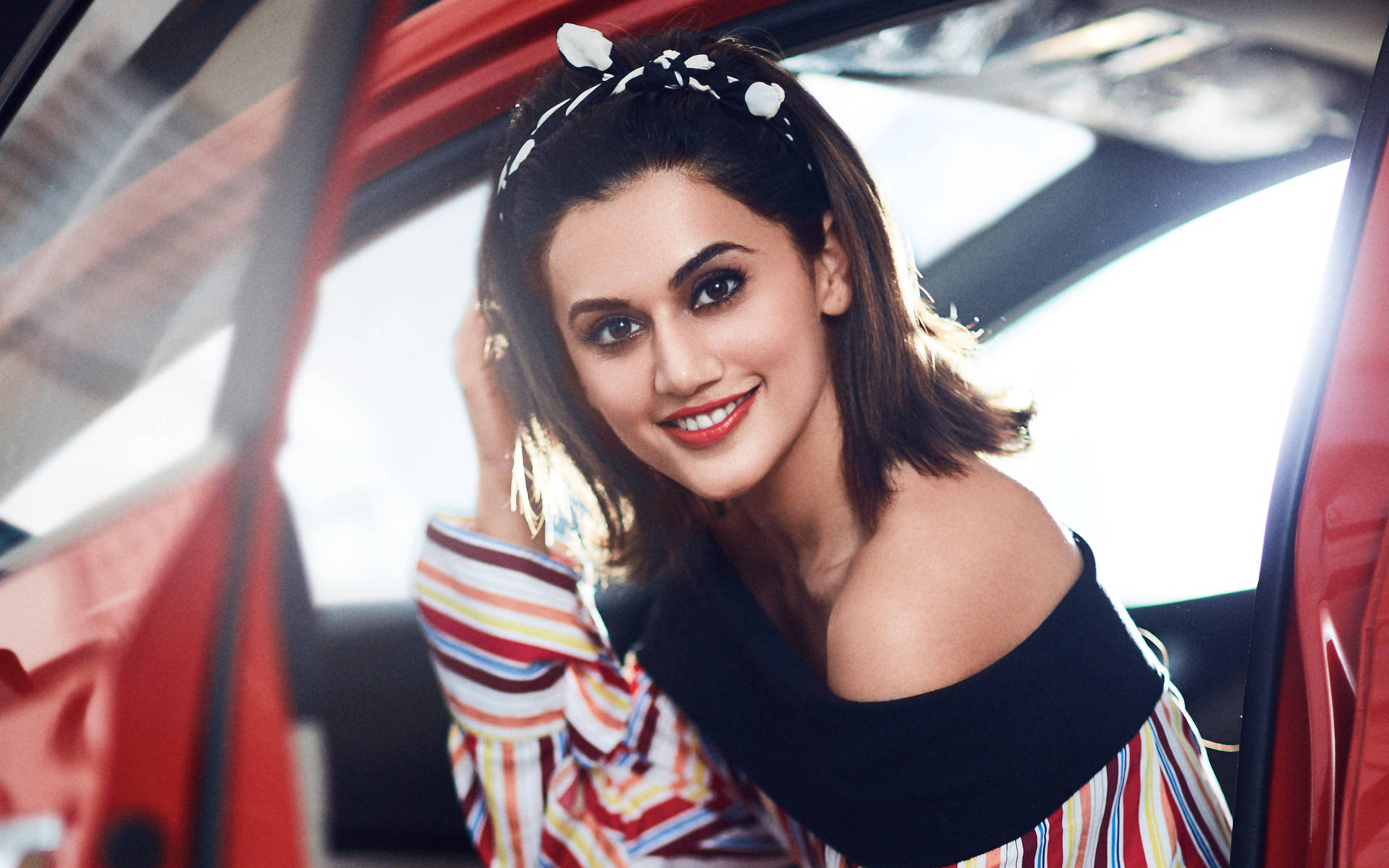 Taapsee Pannu Background Wallpaper