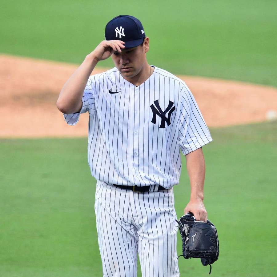 Jogador de beisebol no uniforme dos Yankees olhando para baixo enquanto caminha no campo — Tanaka Papéis de Parede