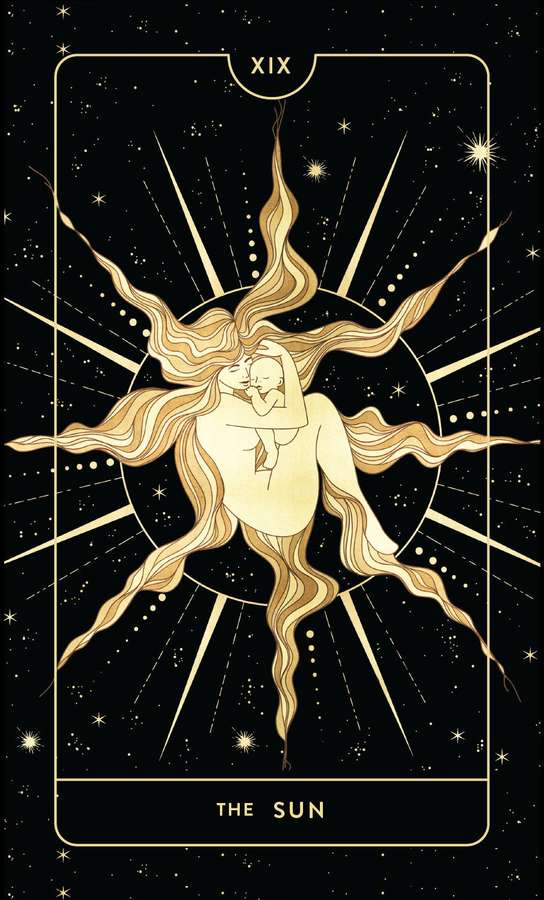Carta de tarot El Sol que muestra un dios solar dorado sosteniendo a un niño contra un cielo nocturno estrellado. — Tarjeta Fondos de pantalla