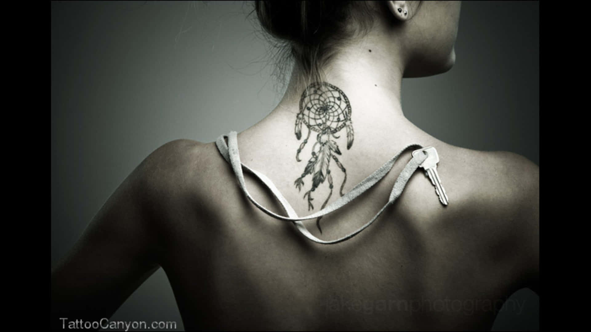 Tatuaggio En El Cuello Sfondo