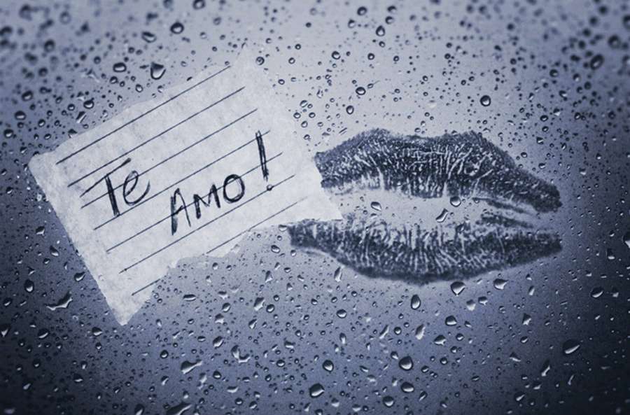 A handwritten note saying 'Te Amo!' with a lipstick kiss mark on a rainy window. — Te Wallpaper