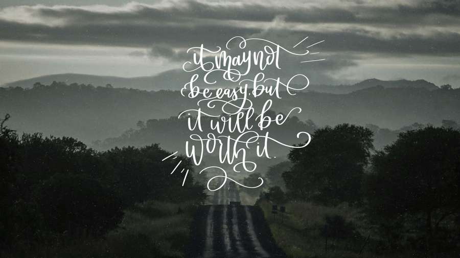 Eine kurvenreiche Straße durch neblige Berge mit motivierendem Text. — Technology Quotes Wallpaper