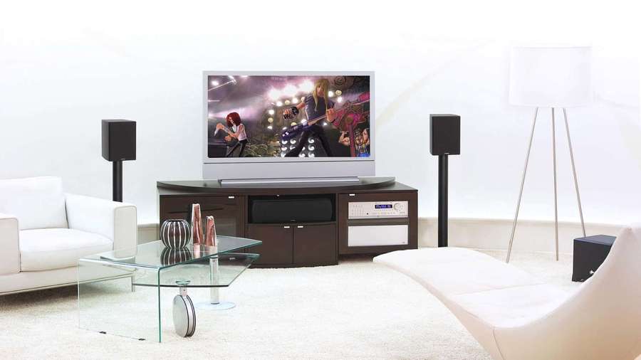 Sala de estar moderna con muebles blancos y televisor mostrando concierto de rock. — Televisor Fondos de pantalla