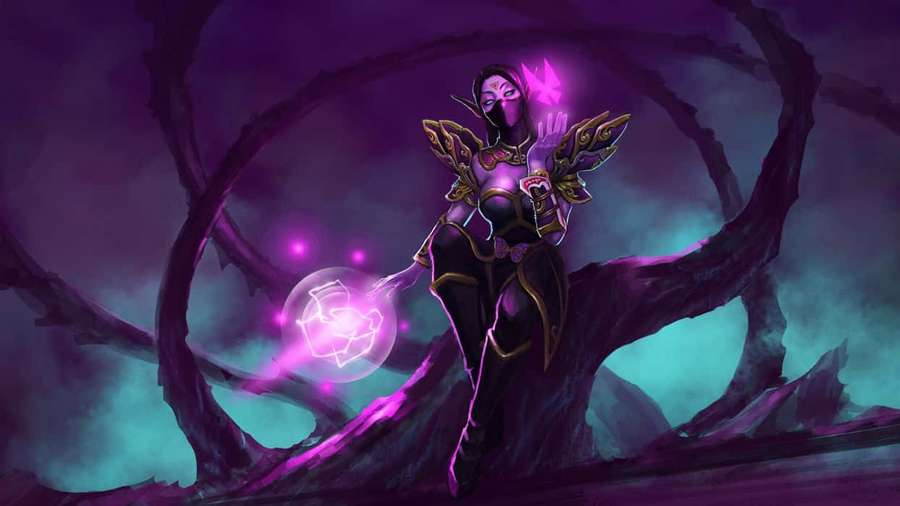 Un mago de fantasía con armadura púrpura lanza magia brillante en un bosque oscuro al atardecer. — Templar Assassin Fondos de pantalla