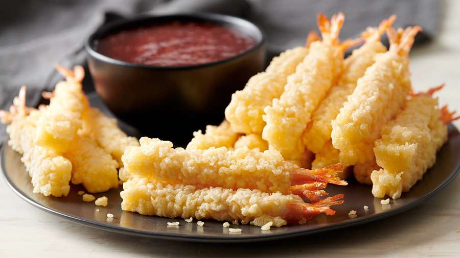 Crispy tempura shrimp with dipping sauce on a plate. — Tempura Background