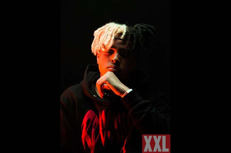 Young man with two-toned hair in a hoodie under red studio lighting. — Tentacion Wallpaper