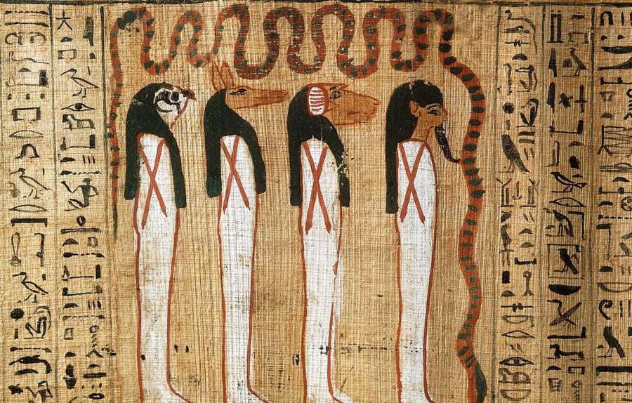 Neljä muinaista egyptiläistä hahmoa eläinten päillä papyruksella hieroglyfeineen — Teologia Taustakuvat