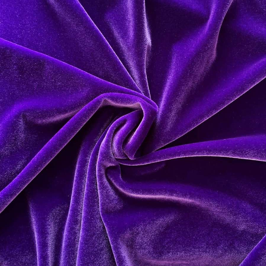 Primer plano de lujosa tela de terciopelo púrpura con pliegues arremolinados y brillo suave. — Terciopelo morado Fondos de pantalla