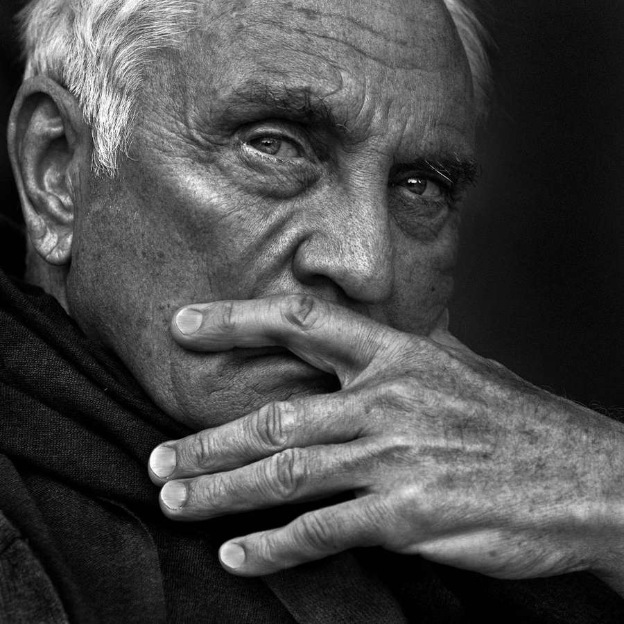 Nahaufnahme des Gesichts eines älteren Mannes mit der Hand über dem Mund in Schwarz-Weiß. — Terence Stamp Wallpaper