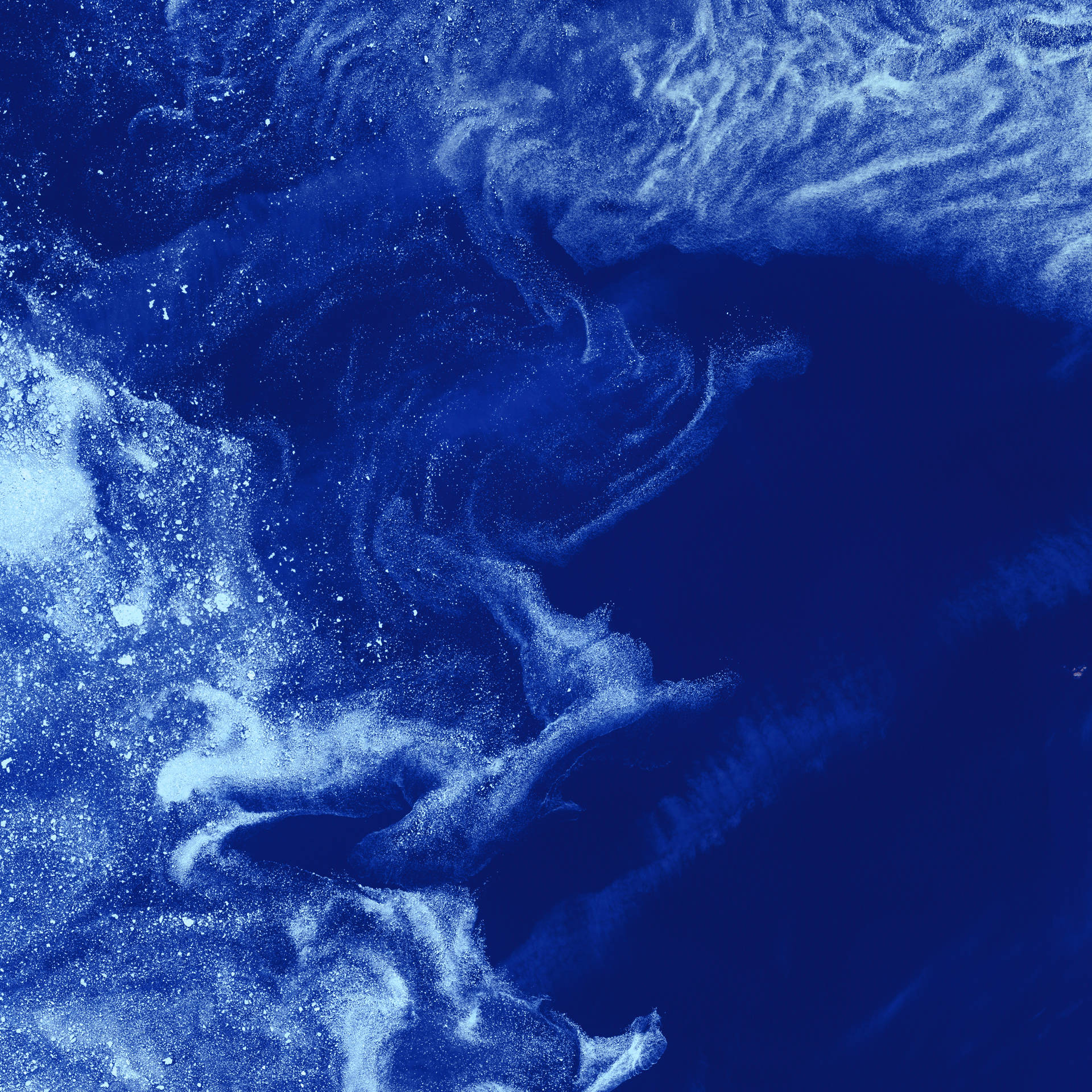 Padrão abstrato azul e branco giratório com pintas que lembram poeira cósmica ou correntes submarinas. — Terra Papéis de Parede