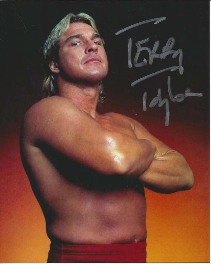 Signeret portræt af wrestleren Terry Taylor med armene over kors. — Terry Taylor Wallpapers