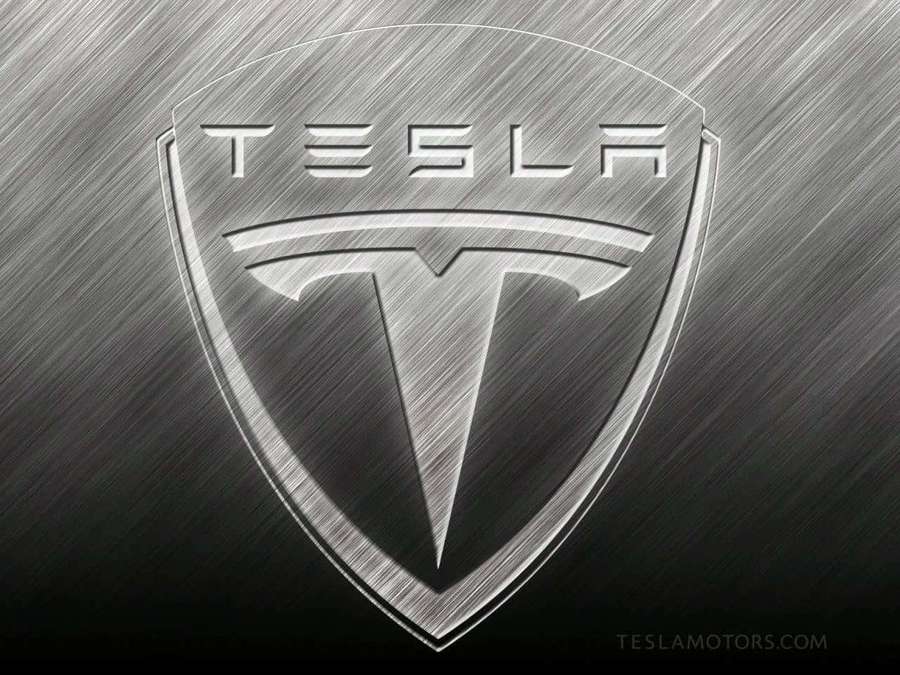 Tesla-logo på børstet metaloverflade med gradientbaggrund. — Tesla Logo 4K Wallpapers
