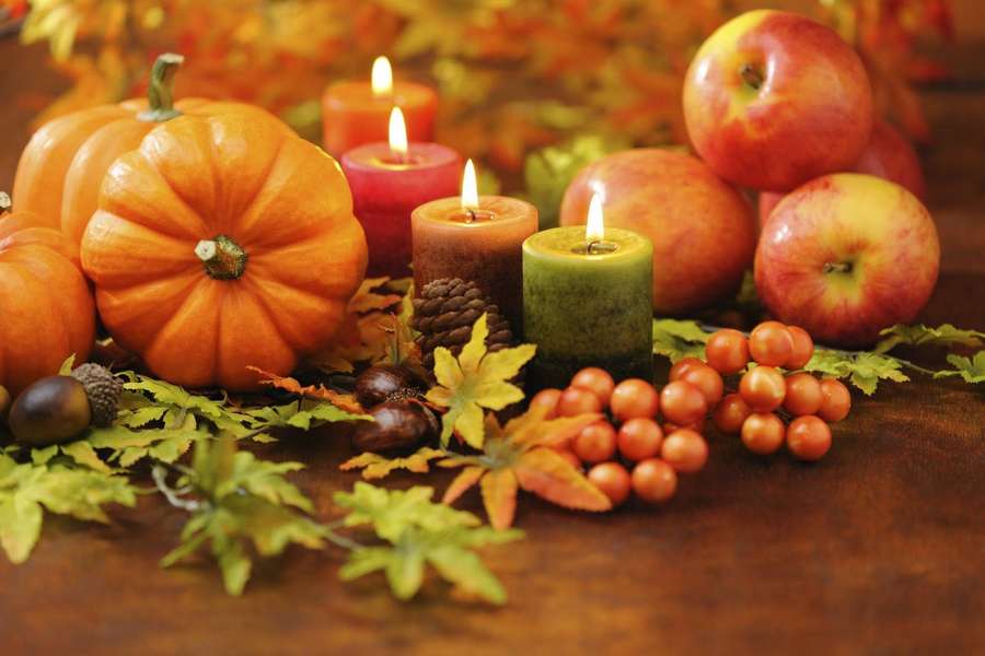 Høsthøstutstilling med gresskar, epler, lys og fargerike blader på tre. — Thanksgiving Bakgrunner
