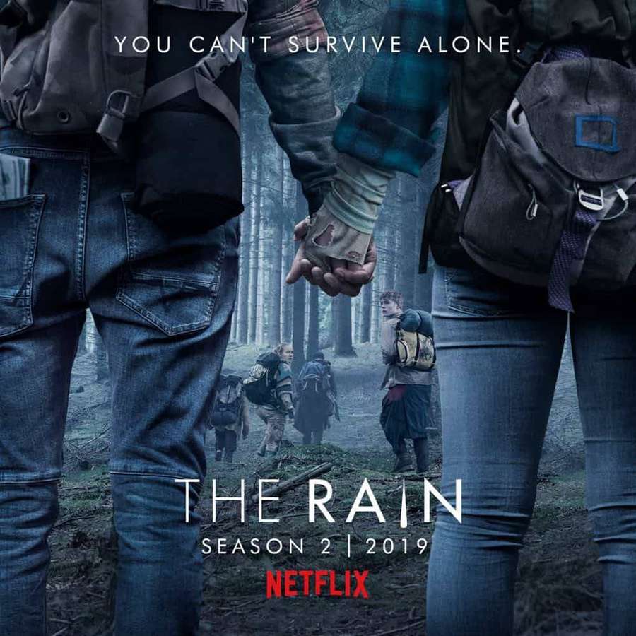 Deux personnes se tenant la main dans une forêt avec d'autres marchant derrière elles dans un cadre post-apocalyptique. — The Rain Fonds d'écran