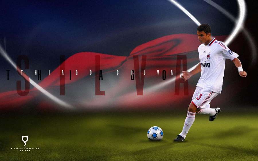 Fußballspieler dribbelt Ball auf Feld mit abstraktem rot-blauen Hintergrund und Text. — Thiago Silva Bilder
