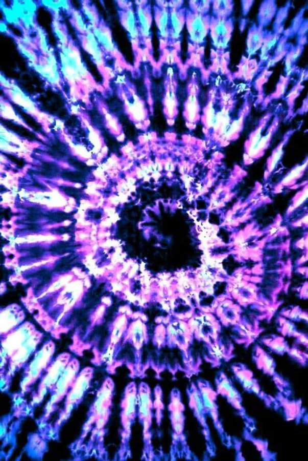 Patrón psicodélico tie-dye con remolinos púrpura y azul que irradian desde un centro oscuro. — Tie Dye Morado Fondos de pantalla