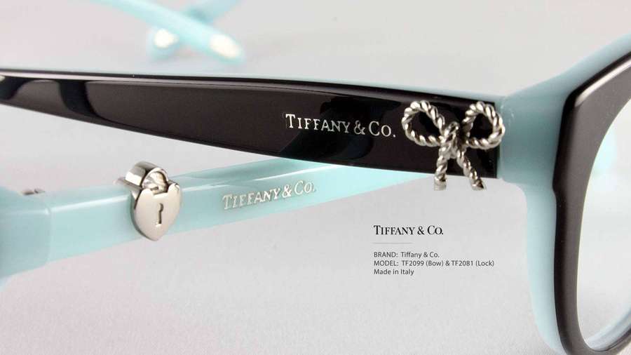 Tiffany & Co. Brille mit Schleifen- und Herzanhängern auf hellblauen Gestellen. — Tiffany Wallpaper