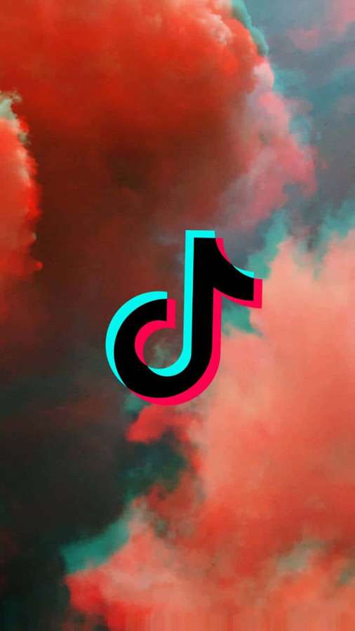TikTok-Logo mit roten und türkisfarbenen Umrissen vor einem farbenfrohen, bewölkten Himmel. — TikTok ästhetik Wallpaper