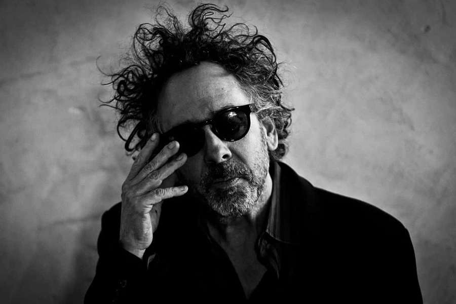 Man with wild hair and sunglasses adjusting his glasses in a black and white portrait. — Tim burton Wallpaper
