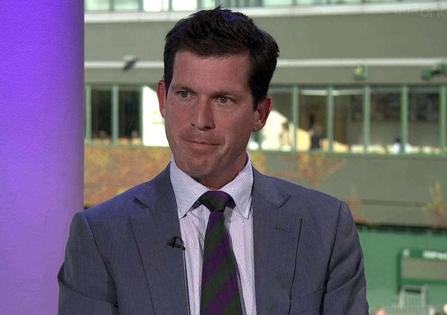 Mann in Anzug und Krawatte in einem Nachrichtenstudio mit lila Beleuchtung. — Tim Henman Bilder