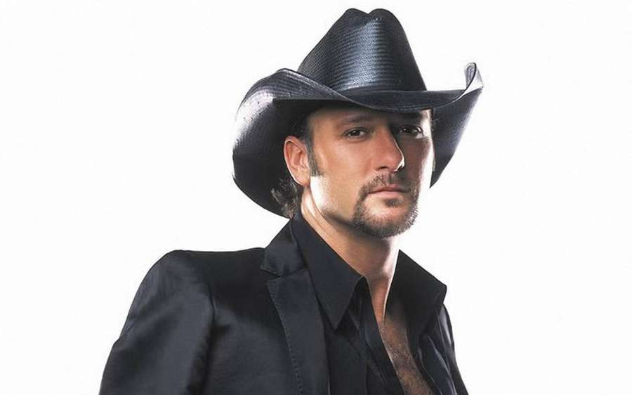 Mann in schwarzem Cowboyhut und Hemd mit Bart, der in die Kamera schaut. — Tim Mcgraw Wallpaper