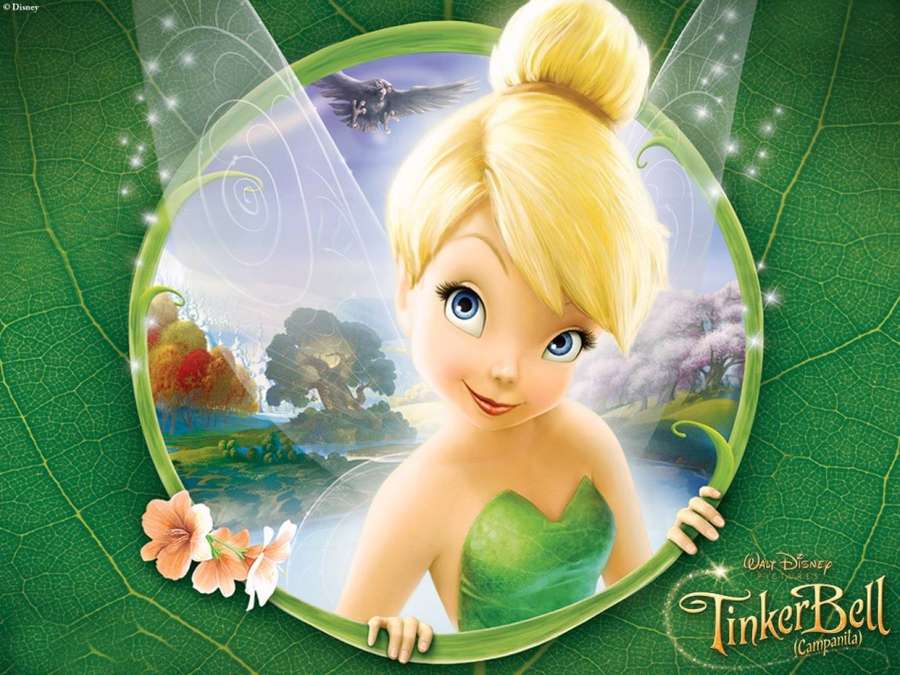 Tinker Bell dalam gaun hijau mengintip melalui bingkai daun di hutan ajaib. — Tinkerbell Wallpaper