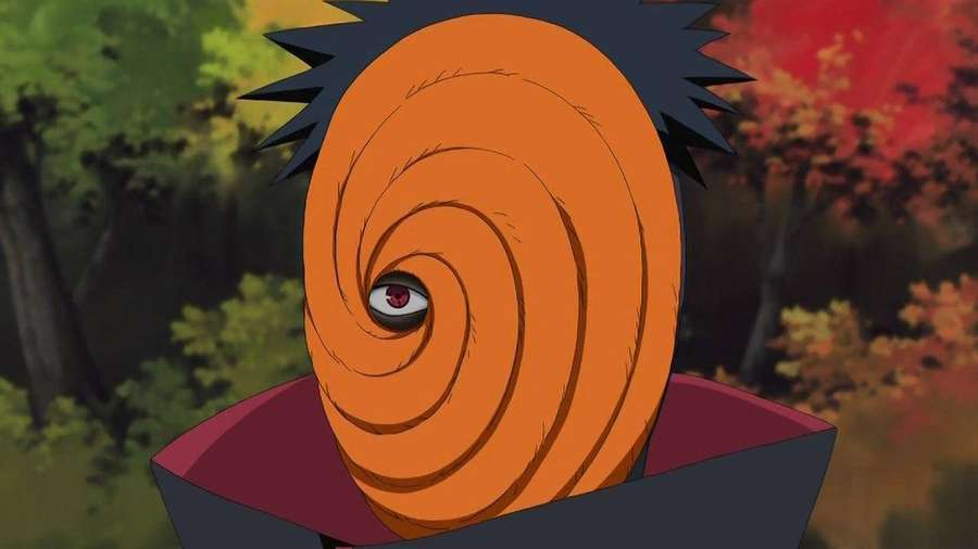 Anime-Charakter mit spiralförmiger orangefarbener Maske und rotem Auge im Herbstwald. — Tobi Naruto Wallpaper