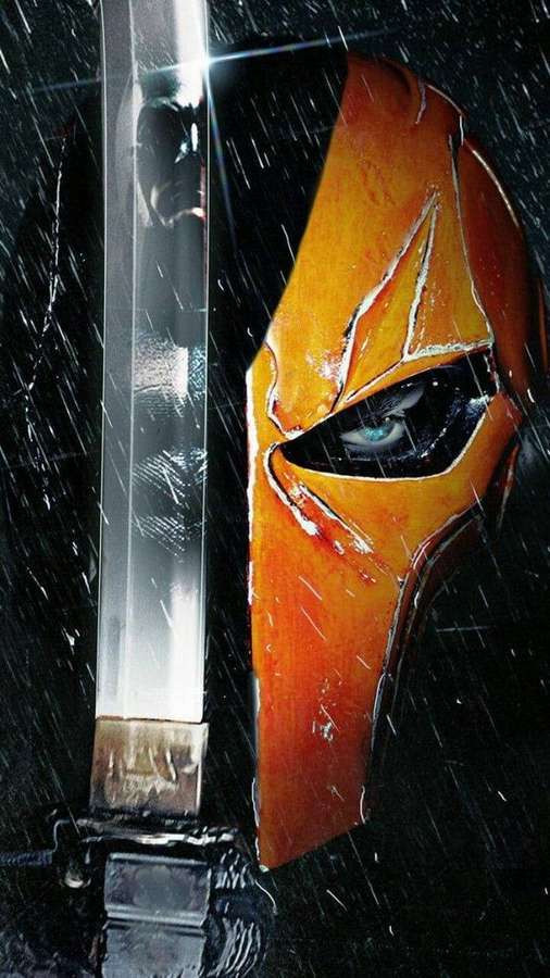 Ein maskierter Krieger mit orangefarbenem Helm und blauem Auge hält ein Schwert im Regen. — Todesschlag Wallpaper