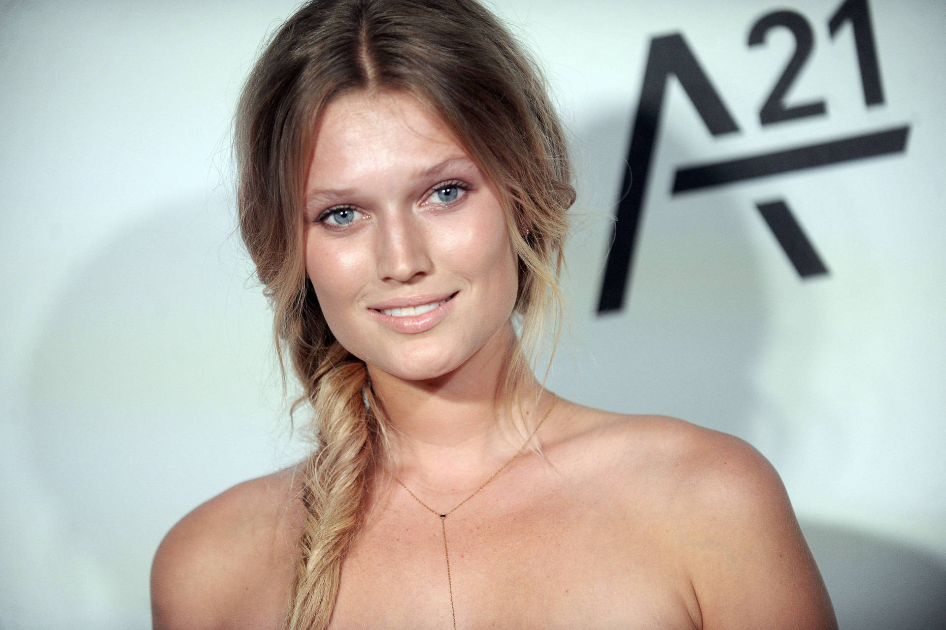 Toni Garrn Taustakuva