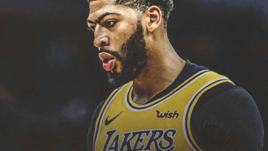 Professioneller Basketballspieler Anthony Davis in Lakers-Uniform während des Spiels. — Tony Davis Wallpaper