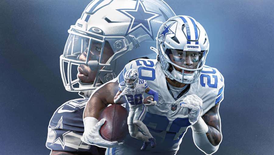 Dallas Cowboys Footballspieler läuft mit Ball in weiß-blauer Uniform. — Tony Pollard Wallpaper
