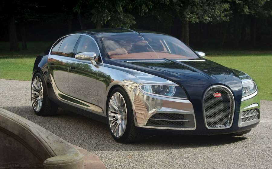 Schwarzer Bugatti Grand Sport Vitesse auf Kies geparkt mit grünem Gras und Bäumen im Hintergrund. — Top 10 Auto Wallpaper