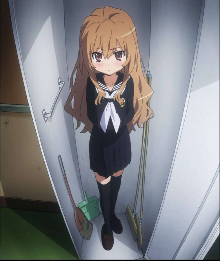 Anime-Mädchen in Schuluniform hält Reinigungswerkzeuge im Flur — Toradora Bilder